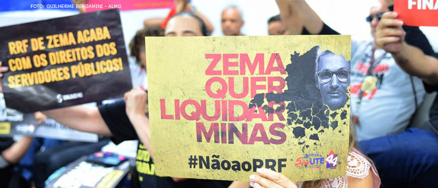 Fotografia com público no Plenarinho IV, na foto se vê pessoas protestando contra a RRF, utilizando cartazes variados.