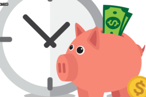 Imagem de fundo branco no qual o destaque é a ilustração de um relógio (remetendo a contagem de tempo) e um pouco a frente ao lado um cofre em forma de porquinho com algumas moedas.