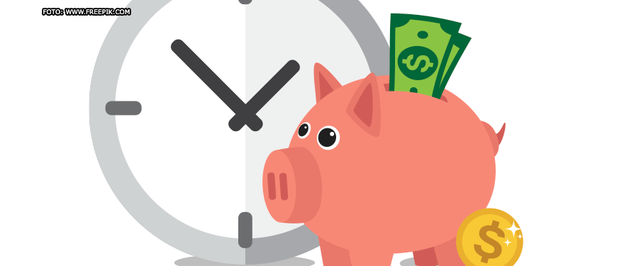 Imagem de fundo branco no qual o destaque é a ilustração de um relógio (remetendo a contagem de tempo) e um pouco a frente ao lado um cofre em forma de porquinho com algumas moedas.