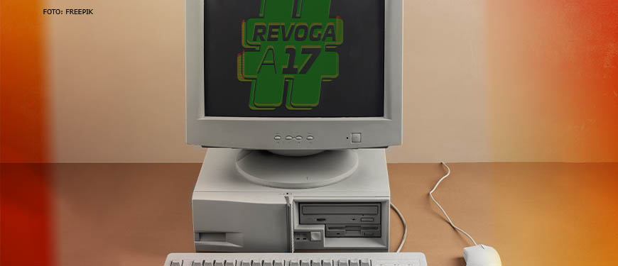 Computador antigo exibe tela preta com a mensagem #REVOGAA17 em verde.