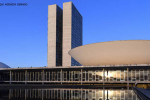 Foto frontal diurna do congresso nacional em Brasília.