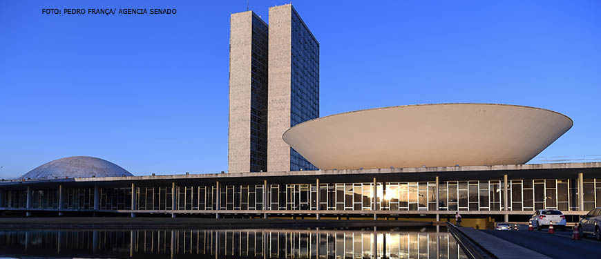 Foto frontal diurna do congresso nacional em Brasília.
