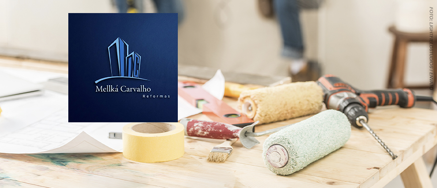 Imagem acessível: A imagem mostra uma mesa com ferramentas de construção, como rolo de pintura, fita adesiva e furadeira, com pessoas trabalhando ao fundo desfocado. O texto informa: “Garanta descontos em reformas e construções civis com o novo convênio do SINJUS”. Também aparece o logotipo da empresa Mellká Carvalho Reformas.