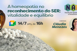 Em primeiro plano há um frasco que deposita glóbulos homeopáticos sobre uma pedra, no fundo há uma paisagem desfocada. Dentro de um círculo há a imagem da palestrante convidada (Cláudia Menezes), uma mulher branca de cabelos castanhos e longos.