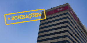 Ao fundo, aparece a fachada de um edifício do TJMG fotografada de baixo para cima, com o logotipo do TJMG em destaque na parte superior, sob um céu azul. No canto superior esquerdo. Sobre a imagem, há um carimbo amarelo com a inscrição “+ NOMEAÇÕES”