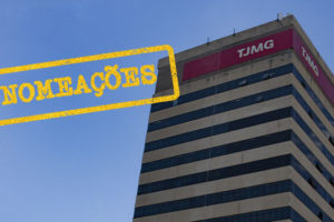 Ao fundo, aparece a fachada de um edifício do TJMG fotografada de baixo para cima, com o logotipo do TJMG em destaque na parte superior, sob um céu azul. No canto superior esquerdo. Sobre a imagem, há um carimbo amarelo com a inscrição “+ NOMEAÇÕES”