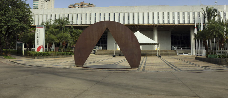 Fachada da Assembleia Legislativa de Minas Gerais com escultura em ferro em destaque.