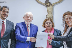 Após assinatura do parecer que prevê exclusão de servidores públicos assediadores, posam para a foto o advogado-geral da União, Jorge Messias, o presidente Lula, a ministra das Mulheres, Cida Gonçalves, e a ministra da Gestão e Inovação em Serviços Públicos, Esther Dweck.