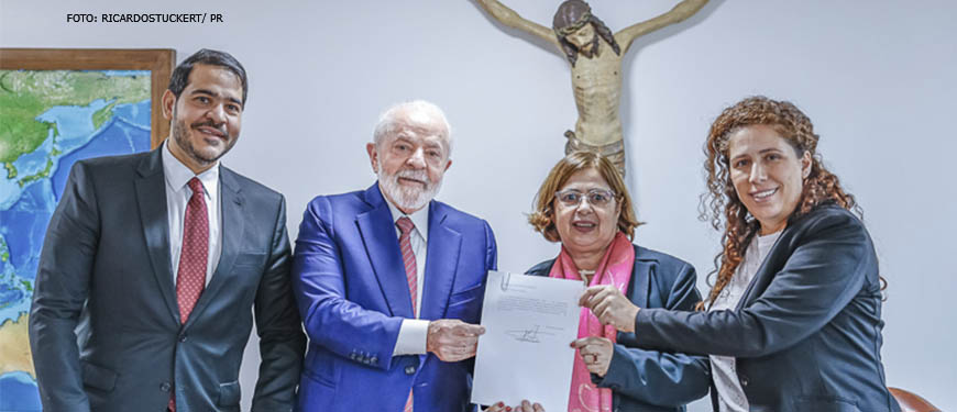 Após assinatura do parecer que prevê exclusão de servidores públicos assediadores, posam para a foto o advogado-geral da União, Jorge Messias, o presidente Lula, a ministra das Mulheres, Cida Gonçalves, e a ministra da Gestão e Inovação em Serviços Públicos, Esther Dweck.