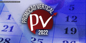 Ao fundo há uma imagem ampliada de um calendário, à frente dele há um selo da Promoção Vertical 2022.