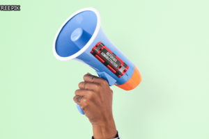 Fundo verde claro e mão de uma pessoa de pele negra segurando ao alto um megafone que tem em sua lateral uma ilustração de uma dinamite com a frase “Reforma Administrativa”.