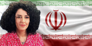 Foto montagem com a bandeira do Irã ao fundo e a frente da bandeira há uma mulher com pele clara, cabelos cacheados e olhos castanhos, e está vestida com uma blusa na cor rosa com estampa floral.