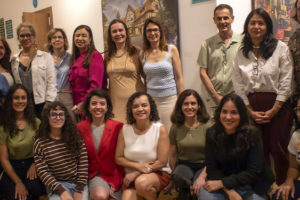 Imagem Acessível: Registro de dois momentos do evento Cinefem, do Núcleo das Mulheres do SINJUS-MG. Na parte superior, um músico toca piano, e abaixo aparece um grupo de participantes reunidos, sorrindo para a foto. Entre as filiadas e debatedores estão as diretoras Adriana Teodoro e Janaína Torres, que estão à frente da iniciativa. Conteúdo textual: SETEMBRO AMARELO - Cinefem discute as pressões que adoecem as mulheres a partir de Cisne Negro.