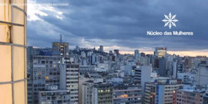 Fotografia da vista do terraço do Edifício Acaiaca, se vê prédios e uma igreja que ficam a frente do edifício.