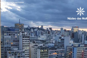 Fotografia da vista do terraço do Edifício Acaiaca, se vê prédios e uma igreja que ficam a frente do edifício.