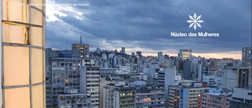 Fotografia da vista do terraço do Edifício Acaiaca, se vê prédios e uma igreja que ficam a frente do edifício.