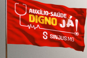 À frente de um fundo cinza há uma bandeira vermelha com o letreiro "Auxílio-Saúde digno já", ao redor dele há uma imagem estilizada de um estetoscópio e o logo do SINJUS-MG.