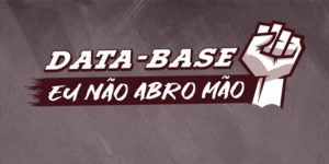 Ilustração de fundo cinza com um punho cerrado para o alto com o conteúdo textual escrito em cor branca: Data-Base, eu não abro mão.
