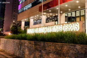 Sede do Tribunal de Justiça de Minas Gerais, com grande letreiro à frente.