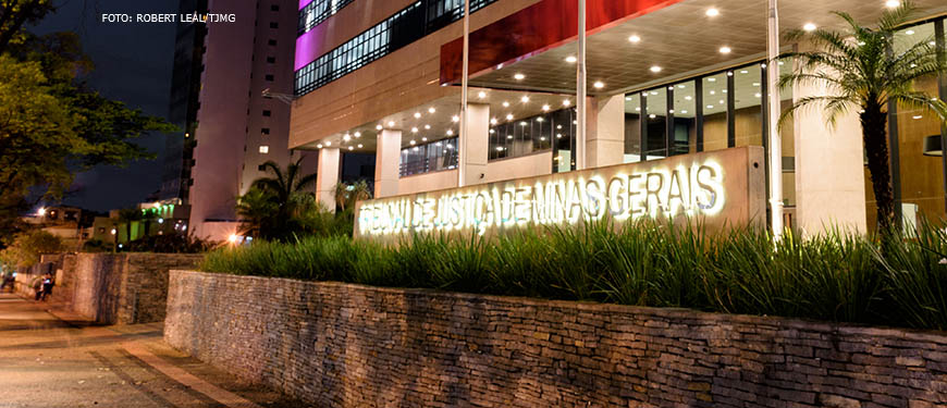 Sede do Tribunal de Justiça de Minas Gerais, com grande letreiro à frente.