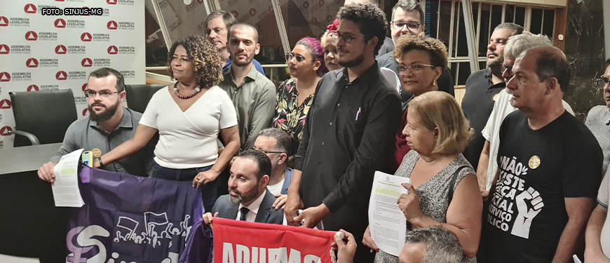 Grupo de dirigentes sindicais se reúne com o deputado estadual Ulysses Gomes na ALMG. Entre os dirigentes estão Felipe Rodrigues (diretor de finanças) e Alexandre Pires (coordenador-geral).