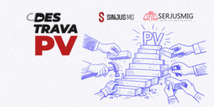 A imagem com fundo claro apresenta uma ilustração em traço azul de várias mãos usando ferramentas para construir uma escada de blocos, da qual no topo está escrito “PV”. O texto em destaque diz: “Uma luta de anos: como o SINJUS e o SERJUSMIG combateram as travas na carreira”, além do selo da campanha com a frase "Destrava PV” estilizada. No rodapé, aparecem os logotipos do SINJUS-MG e do SERJUSMIG.