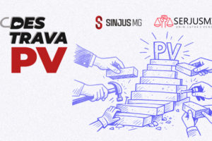 A imagem com fundo claro apresenta uma ilustração em traço azul de várias mãos usando ferramentas para construir uma escada de blocos, da qual no topo está escrito “PV”. O texto em destaque diz: “Uma luta de anos: como o SINJUS e o SERJUSMIG combateram as travas na carreira”, além do selo da campanha com a frase "Destrava PV” estilizada. No rodapé, aparecem os logotipos do SINJUS-MG e do SERJUSMIG.