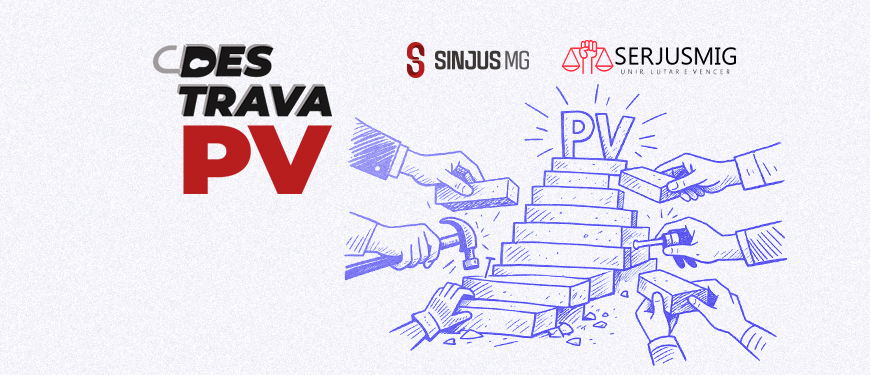 A imagem com fundo claro apresenta uma ilustração em traço azul de várias mãos usando ferramentas para construir uma escada de blocos, da qual no topo está escrito “PV”. O texto em destaque diz: “Uma luta de anos: como o SINJUS e o SERJUSMIG combateram as travas na carreira”, além do selo da campanha com a frase "Destrava PV” estilizada. No rodapé, aparecem os logotipos do SINJUS-MG e do SERJUSMIG.