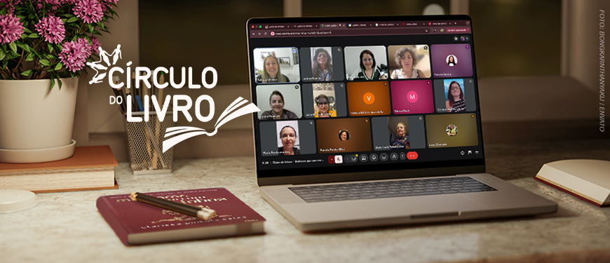 Imagem acessível: A imagem mostra um ambiente aconchegante de estudo e leitura, com luminária, flores e um notebook sobre a mesa exibindo uma reunião virtual com várias mulheres participantes. No topo lê-se “Protagonismo feminino”. O texto principal informa: “NM se reúne para discutir o poder da intuição feminina no Círculo do Livro”. Ao lado aparece o logotipo do projeto Círculo do Livro, indicando o encontro promovido pelo Núcleo das Mulheres do SINJUS-MG para debate e troca de reflexões.