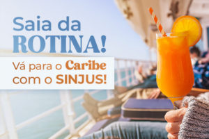 Imagem Acessível: A imagem mostra uma mulher mais velha relaxando em uma espreguiçadeira sobre o deck de um cruzeiro, com o mar ao fundo. Ela segura um suco tropical alaranjado com canudo listrado e fatia de laranja na borda do copo. No canto superior esquerdo da imagem, lê-se: “Saia da rotina! Vá para o Caribe com o SINJUS!”.