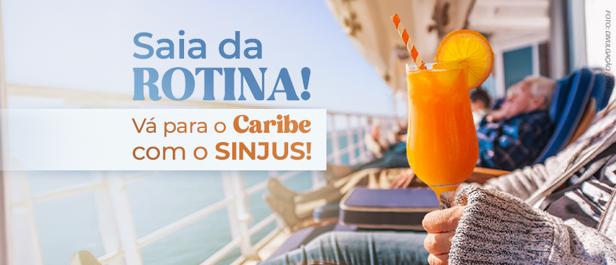 Imagem Acessível: A imagem mostra uma mulher mais velha relaxando em uma espreguiçadeira sobre o deck de um cruzeiro, com o mar ao fundo. Ela segura um suco tropical alaranjado com canudo listrado e fatia de laranja na borda do copo. No canto superior esquerdo da imagem, lê-se: “Saia da rotina! Vá para o Caribe com o SINJUS!”.