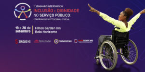 Imagem de divulgação do "1º Seminário Intersindical Inclusão e Dignidade no Serviço Público: Compromisso Institucional e Social". O fundo tem um degradê de roxo e rosa, com um ícone circular de acessibilidade universaç no canto superior esquerdo. À direita, há uma mulher negra sorridente em cadeira de rodas, usando camisa branca e calça preta, apontando para o alto com entusiasmo. As informações do evento indicam que será nos dias 19 e 20 de setembro, no hotel Hilton Garden Inn, em Belo Horizonte. Na parte inferior, aparecem os logotipos das entidades realizadoras: SINJUS-MG, SERJUSMIG, SINDOJUS/MG e SINDSEMPMG.