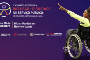 Imagem de divulgação do "1º Seminário Intersindical Inclusão e Dignidade no Serviço Público: Compromisso Institucional e Social". O fundo tem um degradê de roxo e rosa, com um ícone circular de acessibilidade universaç no canto superior esquerdo. À direita, há uma mulher negra sorridente em cadeira de rodas, usando camisa branca e calça preta, apontando para o alto com entusiasmo. As informações do evento indicam que será nos dias 19 e 20 de setembro, no hotel Hilton Garden Inn, em Belo Horizonte. Na parte inferior, aparecem os logotipos das entidades realizadoras: SINJUS-MG, SERJUSMIG, SINDOJUS/MG e SINDSEMPMG.