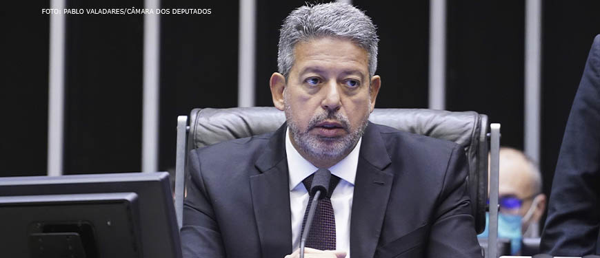 Presidente da Câmara dos Deputados, Arthur Lira (PP-AL), Homem branco de cabelos e barba grisalhos, vestindo socialmente em mesa diretiva do Plenário da Câmara dos Deputados, em Brasília.