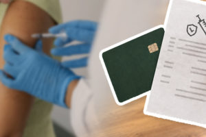 A imagem mostra ao fundo, uma pessoa recebendo uma vacina no braço. Em primeiro plano, uma mão segura um cartão e um comprovante com símbolos de vacina.