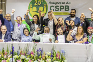 Pessoas reunidas na mesa diretiva do 25º Congresso Nacional da CSPB.