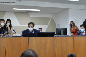 Deputados em reunião da CCJ (Comissão Constitucional de Justiça, no Plenarinho IV da ALMG. Ao centro da mesa diretiva da CCJ está o Deputado Sávio Souza Cruz.