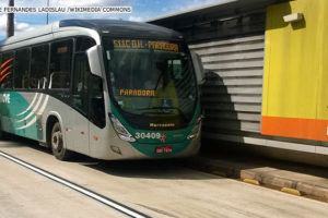 Ônibus metropolitano parado em uma estação Move, na Avenida, Antônio Carlos. Conteúdo textual: SINJUS solicita Auxílio-Transporte para servidores em teletrabalho parcial