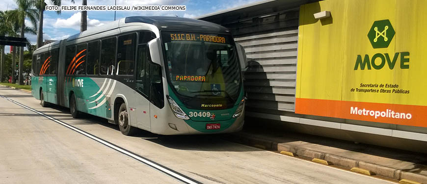 Ônibus metropolitano parado em uma estação Move, na Avenida, Antônio Carlos. Conteúdo textual: SINJUS solicita Auxílio-Transporte para servidores em teletrabalho parcial