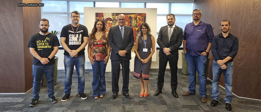 Representantes sindicais junto do presidente do TJMG, Des. José Arthur Filho e do Des. Gilson Lemes. Entre os representantes estão o coordenador-geral do SINJUS-MG e o diretor de finanças, Felipe Rodrigues. Conteúdo textual: AVANÇO - TJ ANUNCIA R$ 25 MILHÕES PARA PV 2021 E CONFIRMA QUINQUÊNIOS NA PAUTA DO OE.