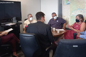 Em uma sala de reuniões sentados em torno de uma mesa estão o diretor de formação e Política Sindical do (SINJUS-MG), Jonas Araújo, representante dos servidores do Executivo, Geraldo Henrique(Sindpúblicos-MG), a sua suplente Marilda de Abreu Araújo (Sind-UTE), o representante dos servidores do Legislativo, Lincoln Alves Miranda (Sindalemg), o diretor de Políticas em Saúde do Ipsemg, Pedro William Ribeiro Diniz e a presidente do IPSEMG Luiza Campos. Conteúdo textual: Saúde. Conselho de Beneficiários apresenta demandas à presidência do IPSEMG.