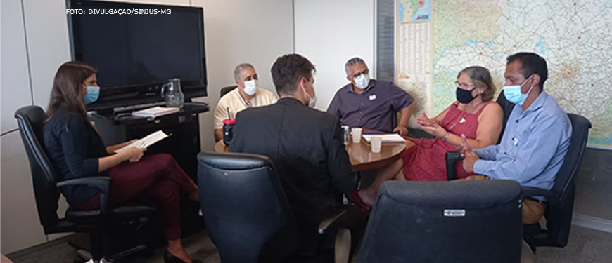 Em uma sala de reuniões sentados em torno de uma mesa estão o diretor de formação e Política Sindical do (SINJUS-MG), Jonas Araújo, representante dos servidores do Executivo, Geraldo Henrique(Sindpúblicos-MG), a sua suplente Marilda de Abreu Araújo (Sind-UTE), o representante dos servidores do Legislativo, Lincoln Alves Miranda (Sindalemg), o diretor de Políticas em Saúde do Ipsemg, Pedro William Ribeiro Diniz e a presidente do IPSEMG Luiza Campos. Conteúdo textual: Saúde. Conselho de Beneficiários apresenta demandas à presidência do IPSEMG.