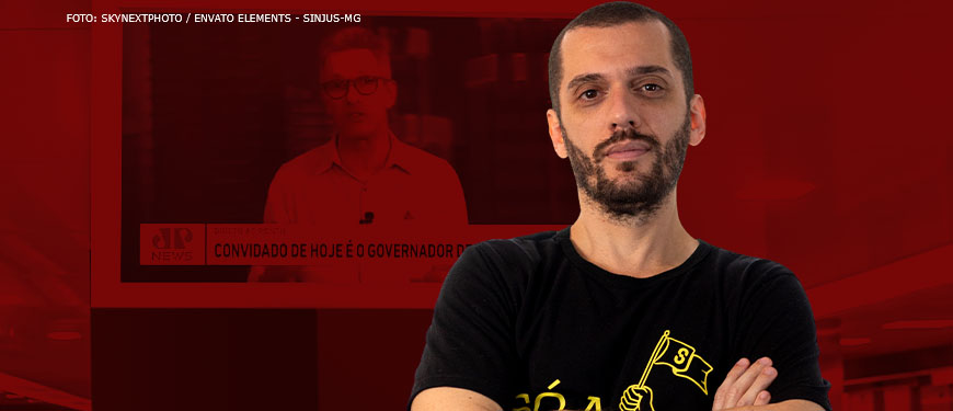 Imagem com filtro vermelho, nela há uma TV onde está a imagem de um vídeo do governador Romeu Zema em uma entrevista, ele é um homem branco, de cabelos brancos, sem barba e usa óculos). À frente está a foto colorida do coordenador-geral do SINJUS-MG, Alexandre Pires, ele é um homem branco, de cabelos e barba castanhos bem curtos; ele está com os braços cruzados e veste uma camisa preta de luta do Sindicato.