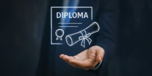 A imagem traz uma mensagem do SINJUS sobre qualificação profissional. Ao fundo, aparece uma pessoa em traje formal e, sobre sua mão estendida, está ilustrado um ícone de diploma e certificado desenhados em estilo digital, simbolizando conhecimento e formação. A imagem transmite seriedade e incentivo à participação dos servidores na construção de uma formação mais alinhada às suas necessidades.