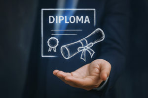 A imagem traz uma mensagem do SINJUS sobre qualificação profissional. Ao fundo, aparece uma pessoa em traje formal e, sobre sua mão estendida, está ilustrado um ícone de diploma e certificado desenhados em estilo digital, simbolizando conhecimento e formação. A imagem transmite seriedade e incentivo à participação dos servidores na construção de uma formação mais alinhada às suas necessidades.