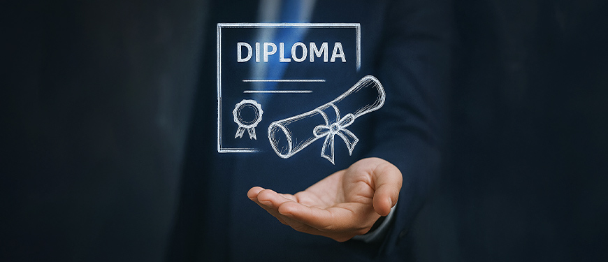 A imagem traz uma mensagem do SINJUS sobre qualificação profissional. Ao fundo, aparece uma pessoa em traje formal e, sobre sua mão estendida, está ilustrado um ícone de diploma e certificado desenhados em estilo digital, simbolizando conhecimento e formação. A imagem transmite seriedade e incentivo à participação dos servidores na construção de uma formação mais alinhada às suas necessidades.