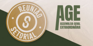 Banner da Reunião Setorial do SINJUS. À esquerda, um selo circular dourado com a inscrição “Reunião Setorial” e a letra “S” ao centro. À direita, em destaque, a sigla “AGE” em verde, acompanhada do texto “Assembleia Geral Extraordinária”. O fundo é composto por formas geométricas em tons de verde escuro, dourado e bege.