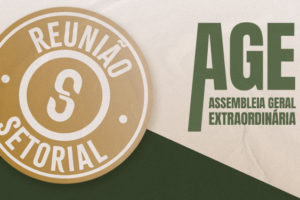 Banner da Reunião Setorial do SINJUS. À esquerda, um selo circular dourado com a inscrição “Reunião Setorial” e a letra “S” ao centro. À direita, em destaque, a sigla “AGE” em verde, acompanhada do texto “Assembleia Geral Extraordinária”. O fundo é composto por formas geométricas em tons de verde escuro, dourado e bege.
