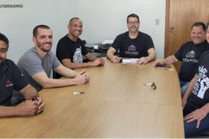 Coordenador-geral do SINJUS-MG, Alexandre Pires, em mesa de reunião com dirigentes do Serjusmig e com o candidato a deputado estadual Wagner Ferreira.