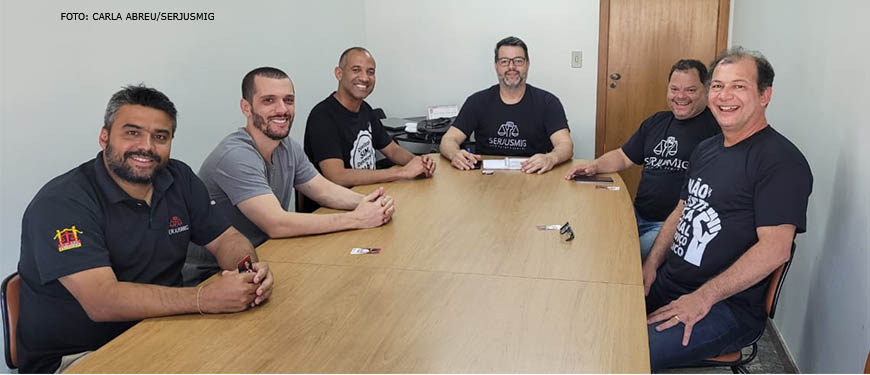 Coordenador-geral do SINJUS-MG, Alexandre Pires, em mesa de reunião com dirigentes do Serjusmig e com o candidato a deputado estadual Wagner Ferreira.